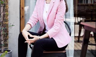 黑色休闲西服,怎么搭配裤子和鞋子 黑色小西装怎么搭配